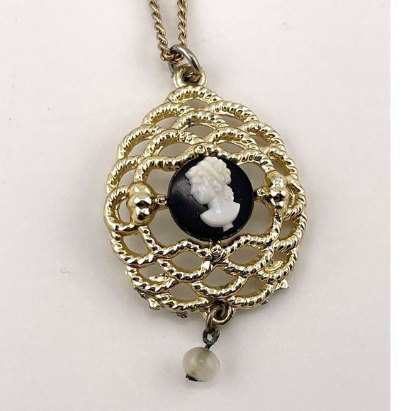 Authentic Original Vintage Style Jewelry - Vintage Black And White Cameo Pendant‎ Necklace Gold Tone